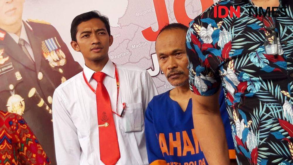 Tersangka MNM (pakai baju tahanan) kasus asusila anak di bawah umur saat dirilis di Mapolda Jatim, Jumat (29/11). IDN Times/Ardiansyah Fajar
