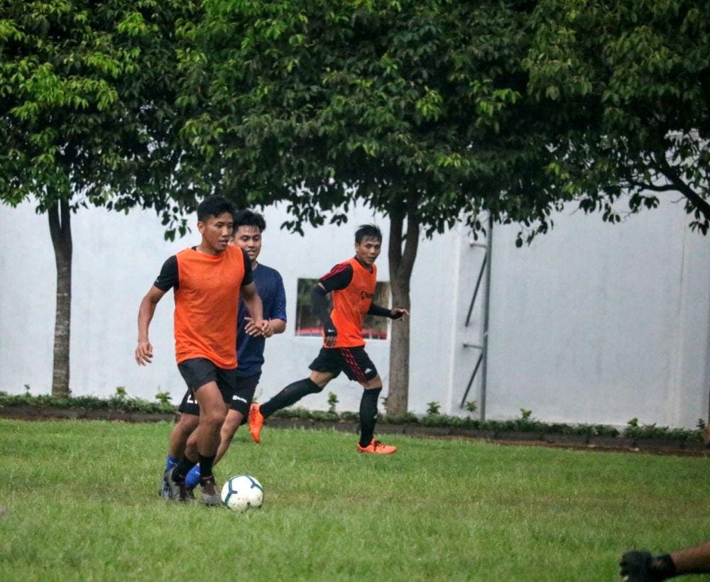 Mantan gelandang Arema FC dan Timnas Indonesia, Achmad Bustomi saat bermain untuk mengisi waktu luang di Stadion UMM. IDN Times/ Arema FC