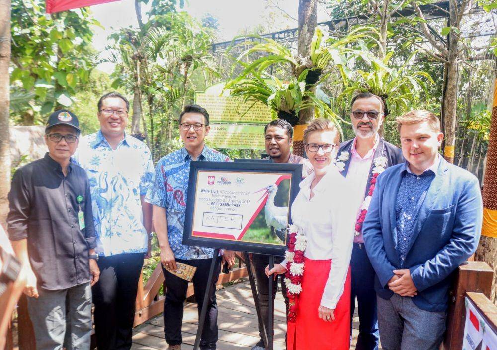 Dubes Polandia, Beata Stochzynska usai pemberian nama kepada anakan White Stork yang baru lahir di Eco Green Park, Jumat (29/11/2019). IDN Times/ Alfi Ramadana