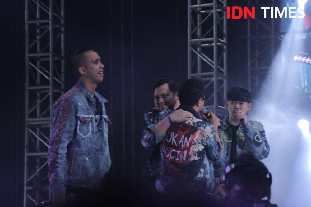 Skinny Indonesian 24 dan Tim2One  dalam YouTube FanFest 2019 di Jakarta, pada 29 November 2019. IDN Times/Nadia Umara