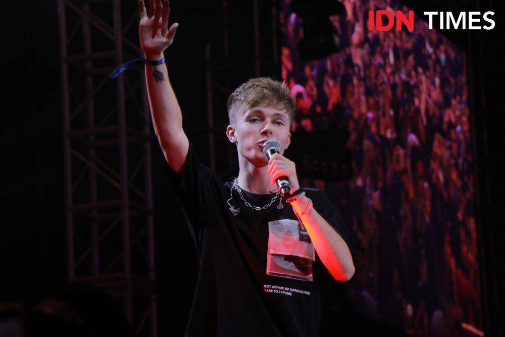 HRVY  dalam YouTube FanFest 2019 di Jakarta, pada 29 November 2019. IDN Times/Nadia Umara