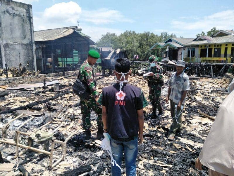 Puing - puing sisa kebakaran rumah warga akibat amuk massa tertentu di calon IKN (Dok.IDN Times/Istimewa)
