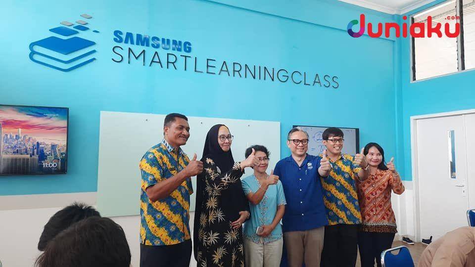 Foto bersama Samsung, PesonaEdu, Habitat for Humanity dan SMA Santo Yosef. duniaku.com/Adhitya Daniel