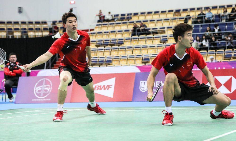 Pasangan ganda putra belia Tiongkok, Di Zi Jian/Wang Chang, kala beraksi di Kejuaraan Dunia Junior 2019.