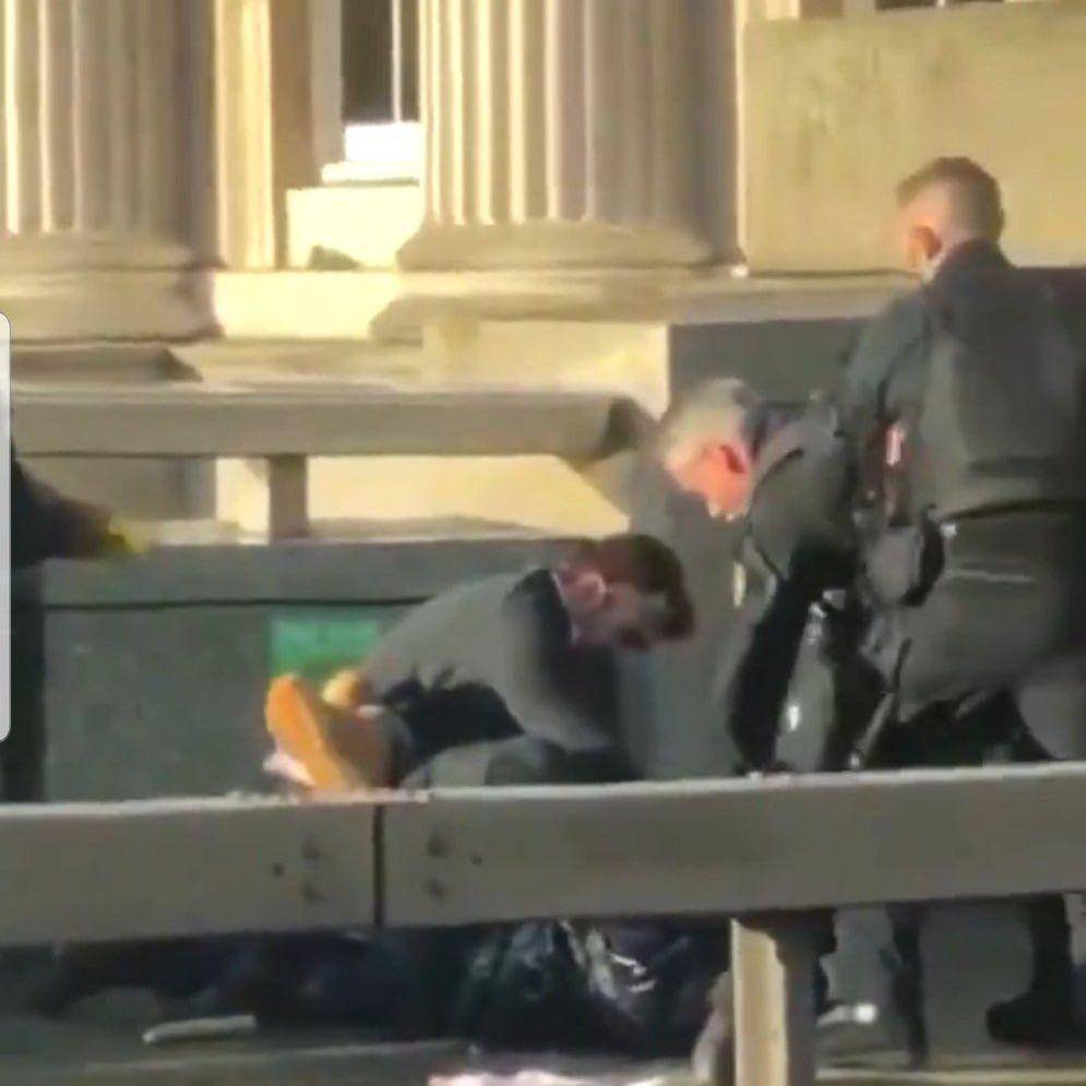 Polisi mengamankan pelaku penusukan dan terorisme di London Bridge, Jumat (29/11) waktu setempat. Twitter/@thank_u_next