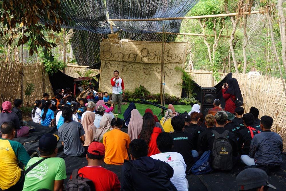 Ketua Komunitas Banyuwangi Berkebun, Bayu Hadianto menjelaskan manfaat berkebun kepada masyarakat sekitar hutan. IDN Times/Mohamad Ulil Albab