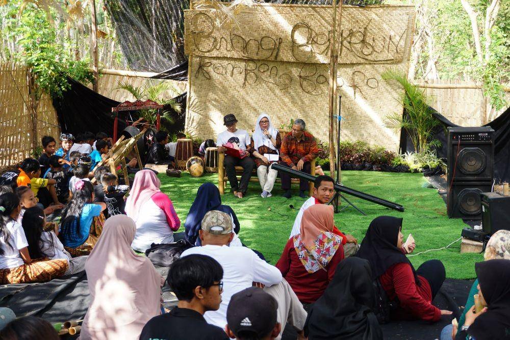 Dosen Universitas Brawijaya, sekaligus pendiri Nusantara Culture Academy (Nica), Dr Umi Salamah, M.Pd (tengah) sedang menjelaskan manfaat berkebun kepada masyarakat sekitar hutan KPH Banyuwangi Utara. IDN TImes/Mohamad Ulil Albab