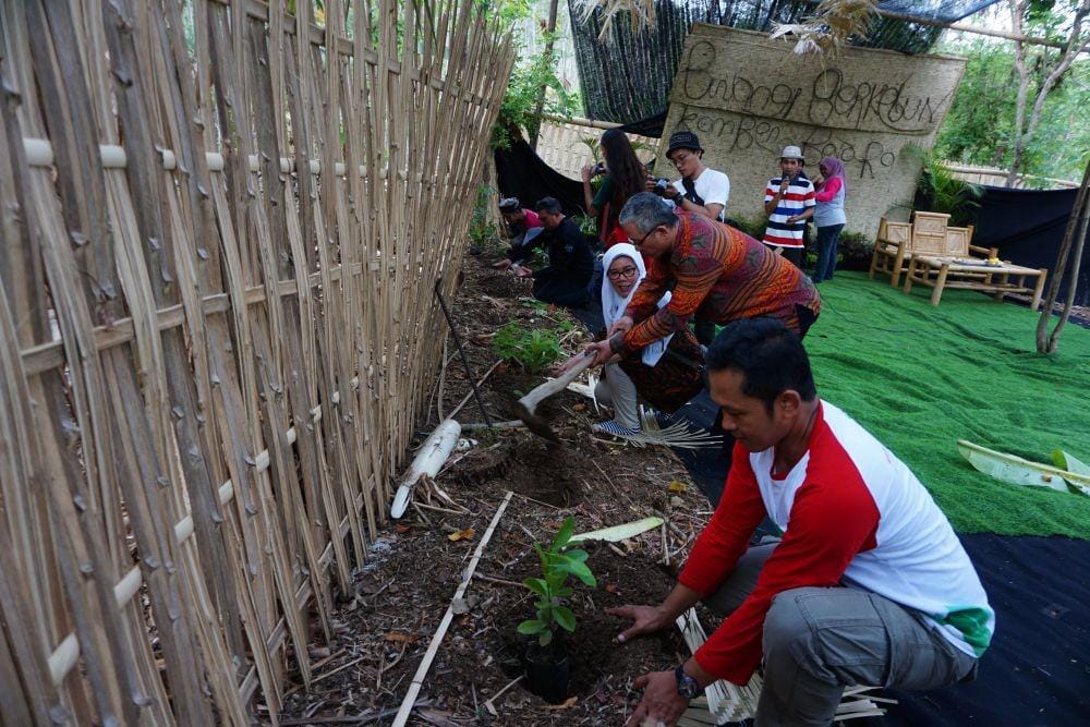 Penanaman Pohon sawo kecik dilakukan secara gotong royong. Pohon sawo kecik memiliki buah yang enak dan manis, bisa berusia ratusan tahun. IDN TImes/Mohamad Ulil Albab