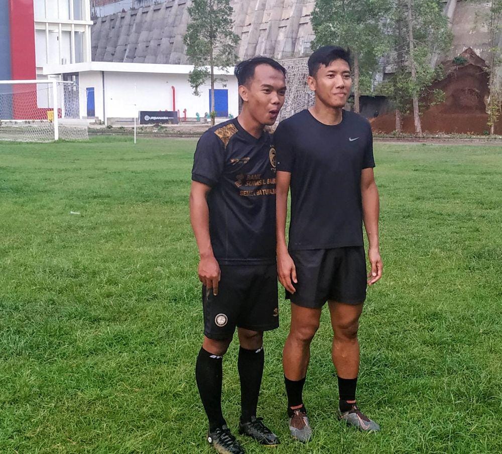 Ahmad Bustomi saat melayani permintaan foto dari fans. IDN Times/ Alfi Ramadana