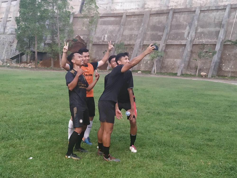 Ahmad Bustomi saat melayani permintaan foto di Stadion UMM