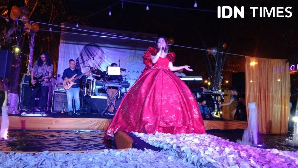 Maharani Ginting bernyanyi saat launching album perdananya (IDN Times/Indah Permata Dari)