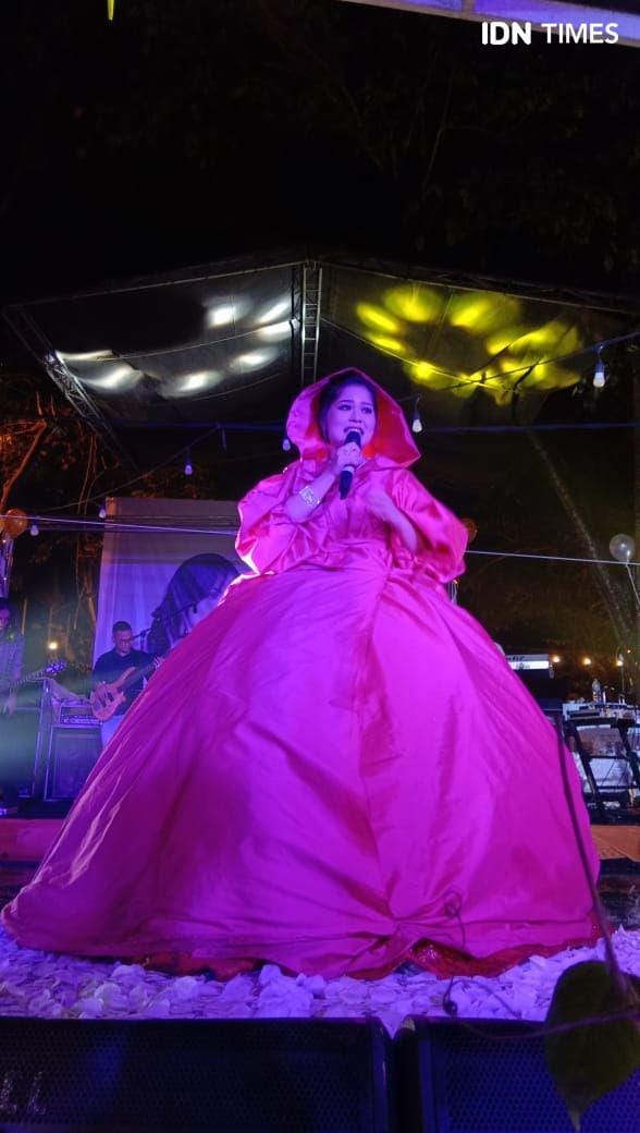 Maharani Ginting bernyanyi saat launching album perdananya (IDN Times/Indah Permata Sari)