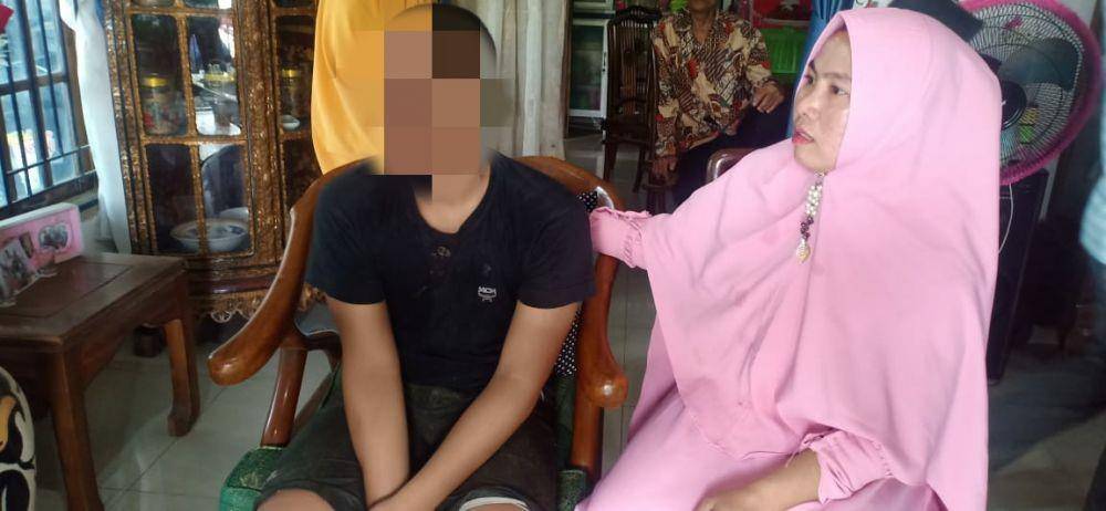 Korban DL didampingi ibunya mengaku mendapat penyiksaan oleh senior di SMA Taruna Indonesia (IDN Times/istimewa)