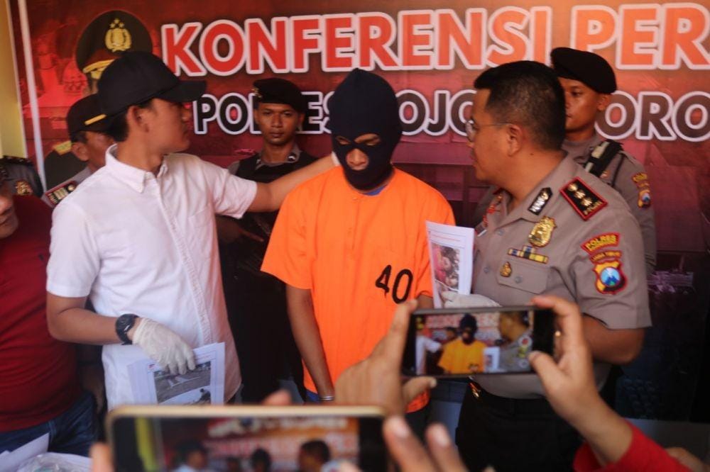 Pelaku pembunuh AI saat ditanyai sejumlah wartawan. IDN Times/Imron