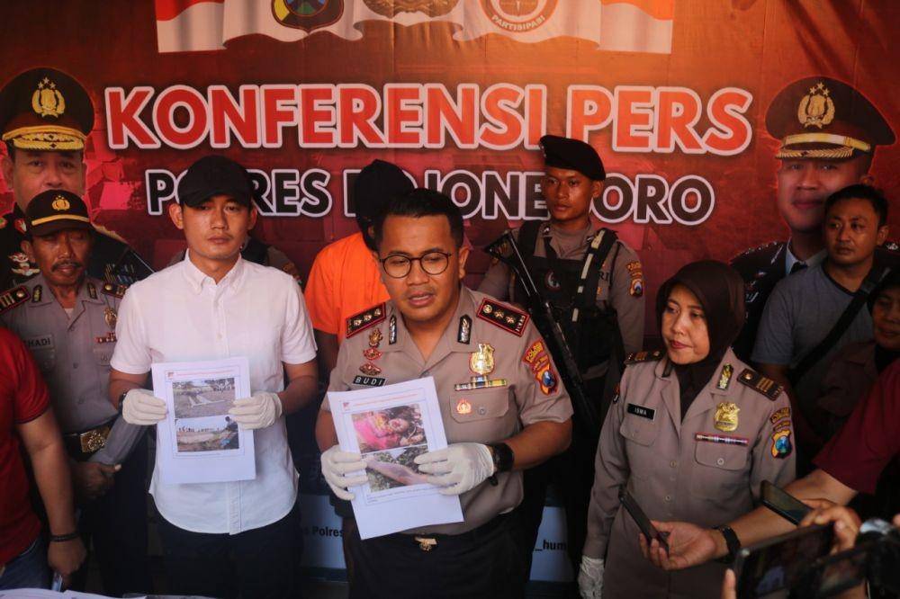 Kapolres Bojonegoro, AKBP Mochamad Budi Hendrawan menunjukkan foto korban pembunuhan. IDN Times/Imron