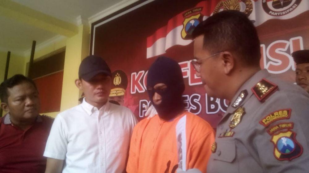 Kapolres Bojonegoro, AKBP Mochamad Budi Hendrawan saat bertanya kepada pelaku. IDN Times/Imro