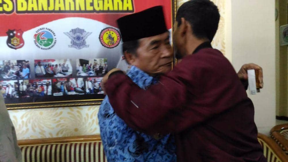 Kepala Desa Batur terpilih Ahmad Fauzi (jaket merah). (Istimewa)