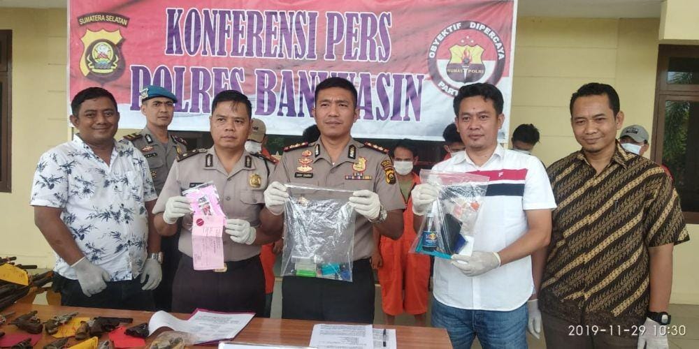 Pres rilis tangkapan pengguna dan oengedar sabu yang melibatkan anak bupati Banyuasin (IDN Times/Istimewa Polres Banyuasin)