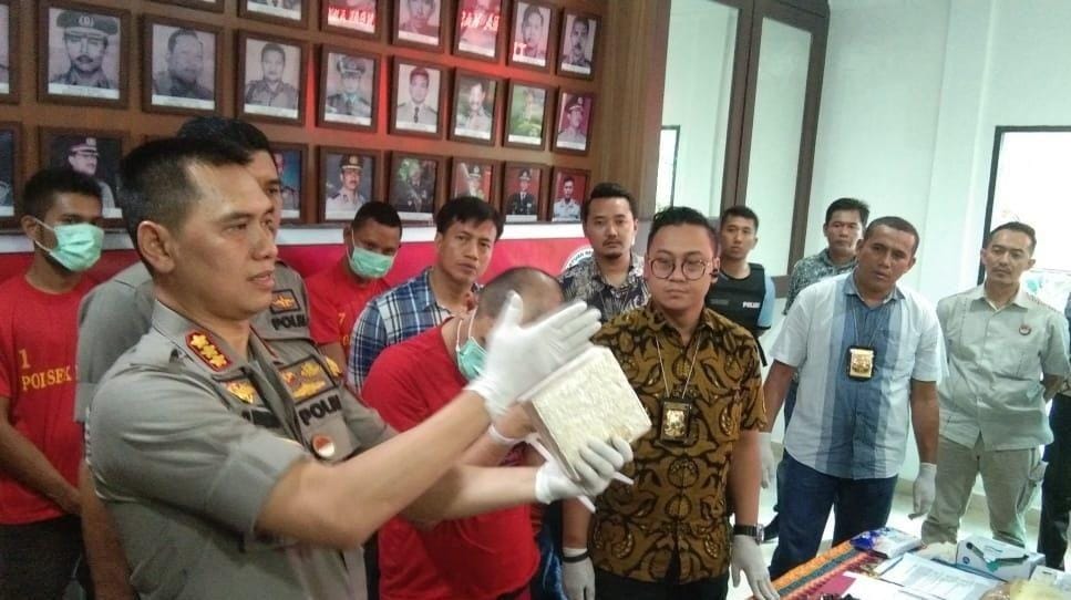 Kapolrestabes Medan Dadang Hartanto didampingi Kapolsek Percut Sei Tuan membeberkan tanggakapn penyelundupan narkoba (Dok.IDN Times/istimewa)