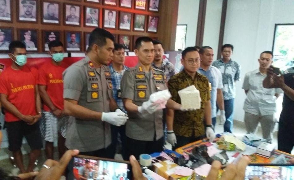 Kapolrestabes Medan Dadang Hartanto didampingi Kapolsek Percut Sei Tuan membeberkan tanggakapn penyelundupan narkoba (Dok.IDN Times/istimewa)