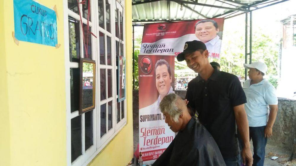Balon bupati Sleman Supriyanto gelar cukur gratis di pasar Cebongan. IDN Times/Istimewa