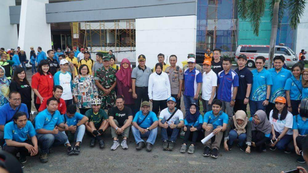 Wali Kota Surabaya, Tri Rismaharini lakukan aksi tanam pohon di Stadion Gelora Bung Tomo, Sabtu (30/11). Dok.IDN Times/Istimewa