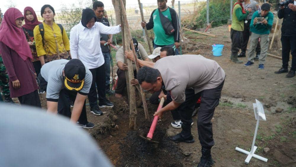 Wali Kota Surabaya, Tri Rismaharini lakukan aksi tanam pohon di Stadion Gelora Bung Tomo, Sabtu (30/11). Dok.IDN Times/Istimewa