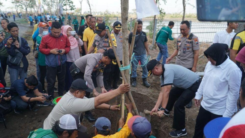 Wali Kota Surabaya, Tri Rismaharini lakukan aksi tanam pohon di Stadion Gelora Bung Tomo, Sabtu (30/11). Dok.IDN Times/Istimewa