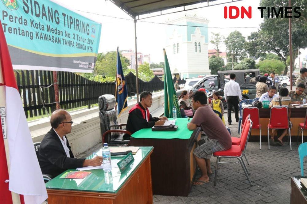 Seorang pria disidang karena merokok di Kawasan Tanpa Rokok (KTR) (IDN Times/Yurika Febrianti)