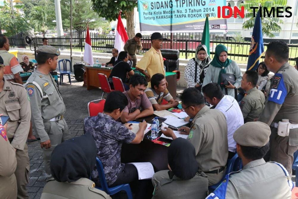 Seorang pria disidang karena merokok di Kawasan Tanpa Rokok (KTR) (IDN Times/Yurika Febrianti)