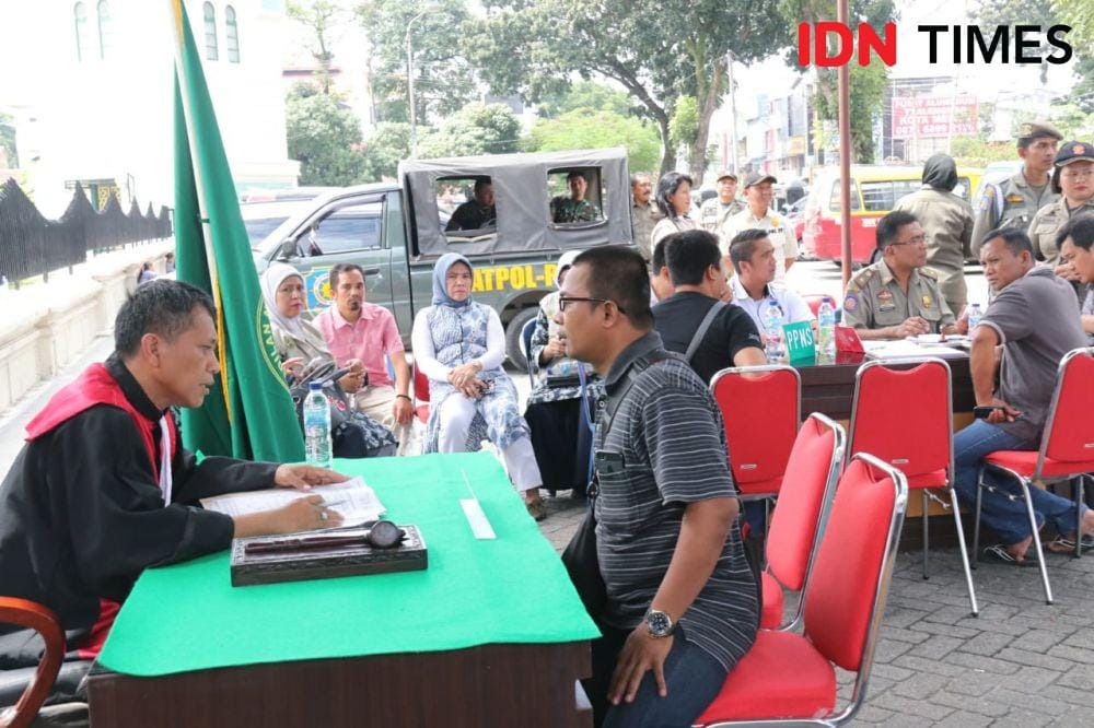 Seorang pria disidang karena merokok di Kawasan Tanpa Rokok (KTR) (IDN Times/Yurika Febrianti)