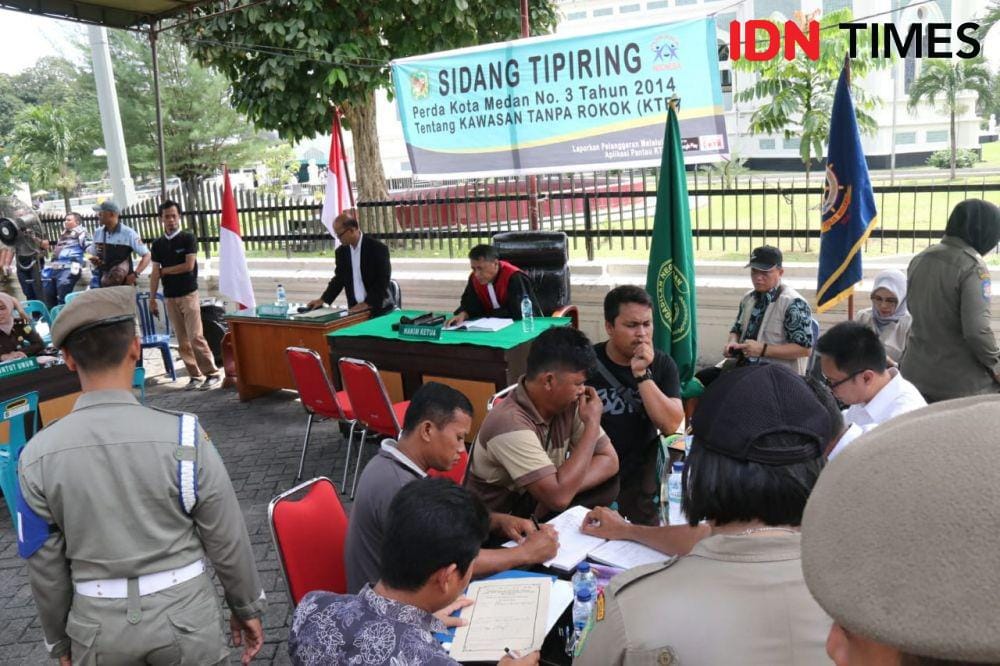 Beberapa pria disidang karena merokok di Kawasan Tanpa Rokok (KTR) (IDN Times/Yurika Febrianti)