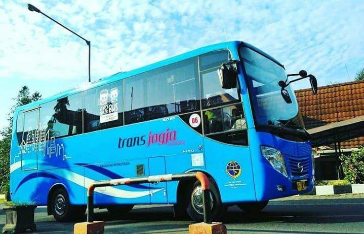 Bus Trans Jogja sedang berhenti di parkir Bandara Adi Sucipto. Instagram/trans.jogja