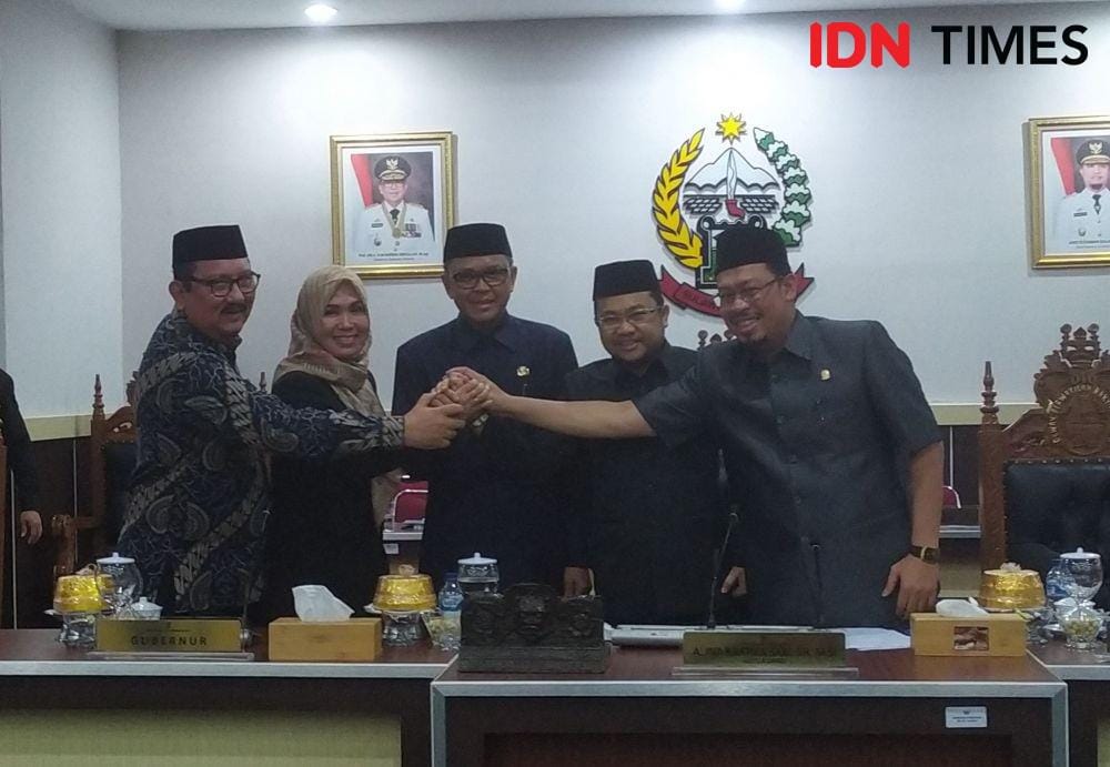 Gubernur Sulsel Nurdin Abdullah (tengah) bersama pimpinan DPRD. IDN Times/Aan Pranata