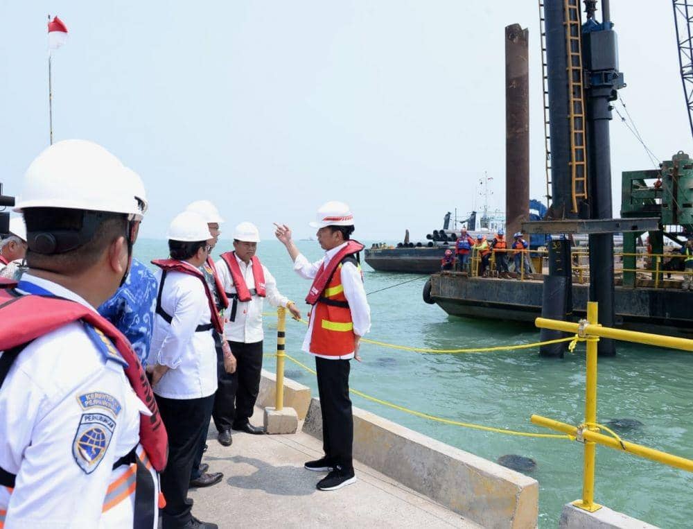Presiden Jokowi saat meninjau Pelabuhan Patimban, Subang, Jawa Barat, Jumat 29 November 2019 (Dok.IDN Times/Biro Pers Kepresidenan)
