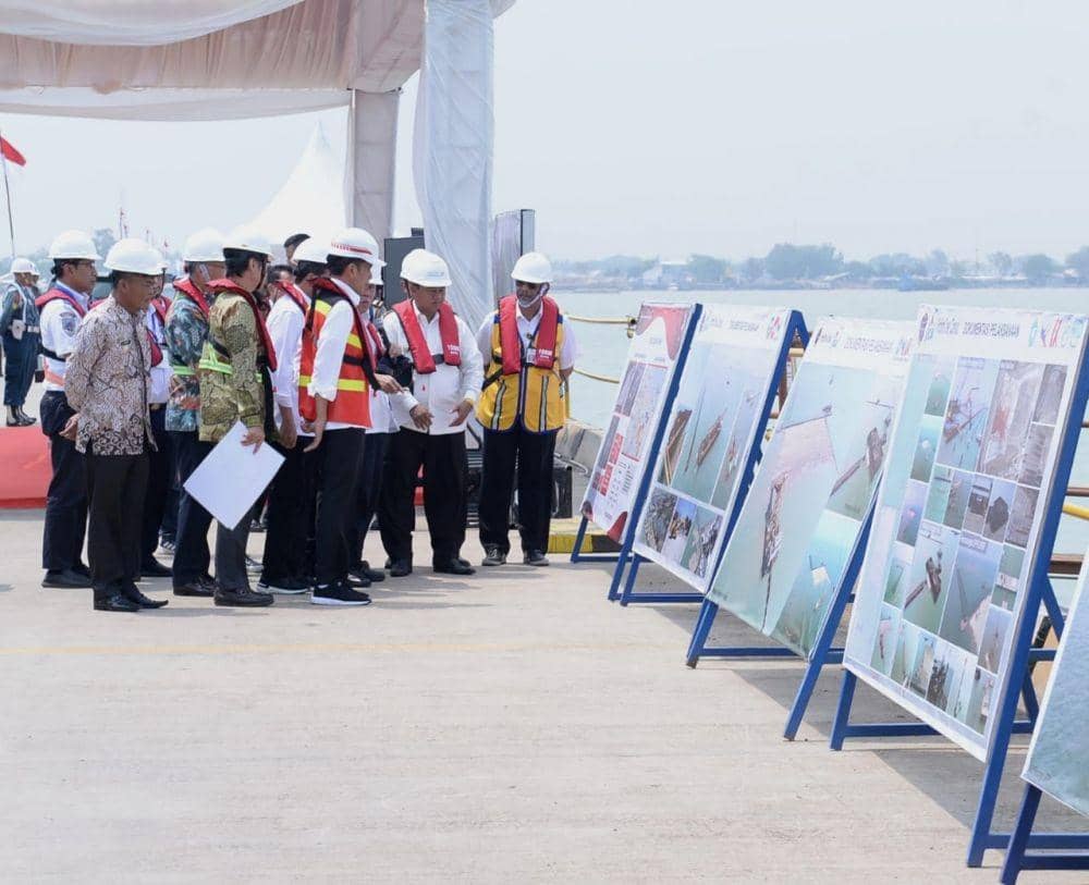 Presiden Jokowi saat meninjau Pelabuhan Patimban, Subang, Jawa Barat, Jumat 29 November 2019 (Dok.IDN Times/Biro Pers Kepresidenan)