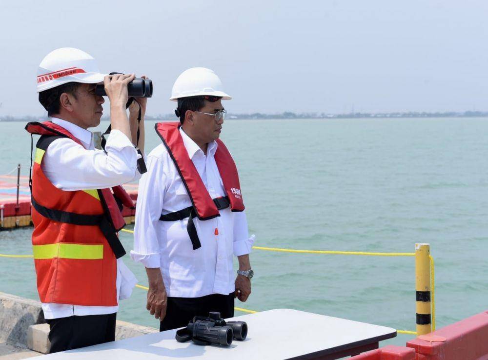 Presiden Jokowi saat meninjau Pelabuhan Patimban, Subang, Jawa Barat, Jumat 29 November 2019 (Dok.IDN Times/Biro Pers Kepresidenan)