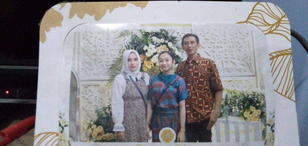 Shalfa Avrila Sania (tengah) bersama kedua orang tuanya. IDN Times/Dok. Istimewa