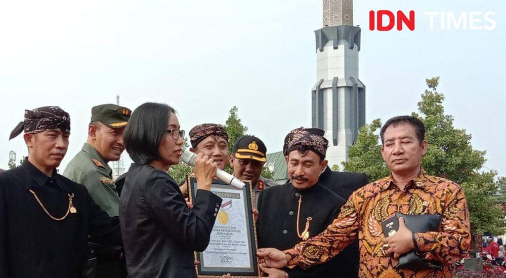 Bupati Pati Haryanto didampingi Wakil Bupati Pati Saiful Arifin bersama Forkompinda dan delegasi tim MURI membuka alun-alun dan juga penandai pemecahan rekor MURI minum kopi organik sebanyak 15 ribu cangkir..IDN Times/Aji