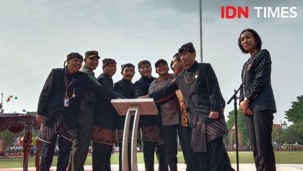 Bupati Pati Haryanto didampingi Wakil Bupati Pati Saiful Arifin bersama Forkompinda dan delegasi tim MURI membuka alun-alun dan juga penandai pemecahan rekor MURI minum kopi organik sebanyak 15 ribu cangkir..IDN Times/Aji