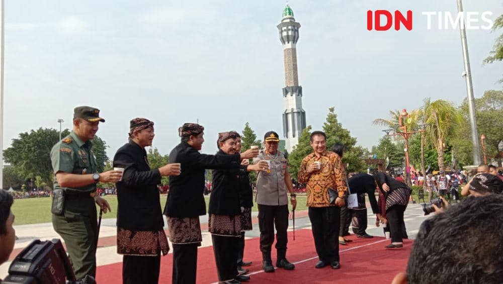 Bupati Pati Haryanto didampingi Wakil Bupati Pati Saiful Arifin bersama Forkompinda dan delegasi tim MURI membuka alun-alun dan juga penandai pemecahan rekor MURI minum kopi organik sebanyak 15 ribu cangkir..IDN Times/Aji