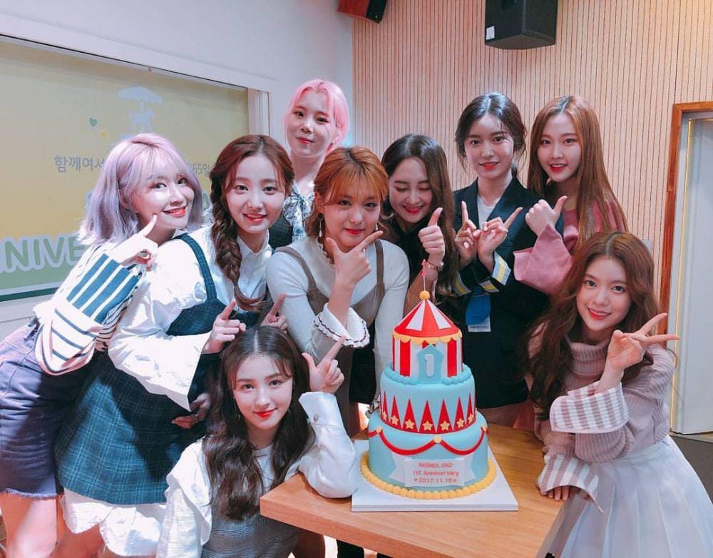 instagram.com/momoland_official