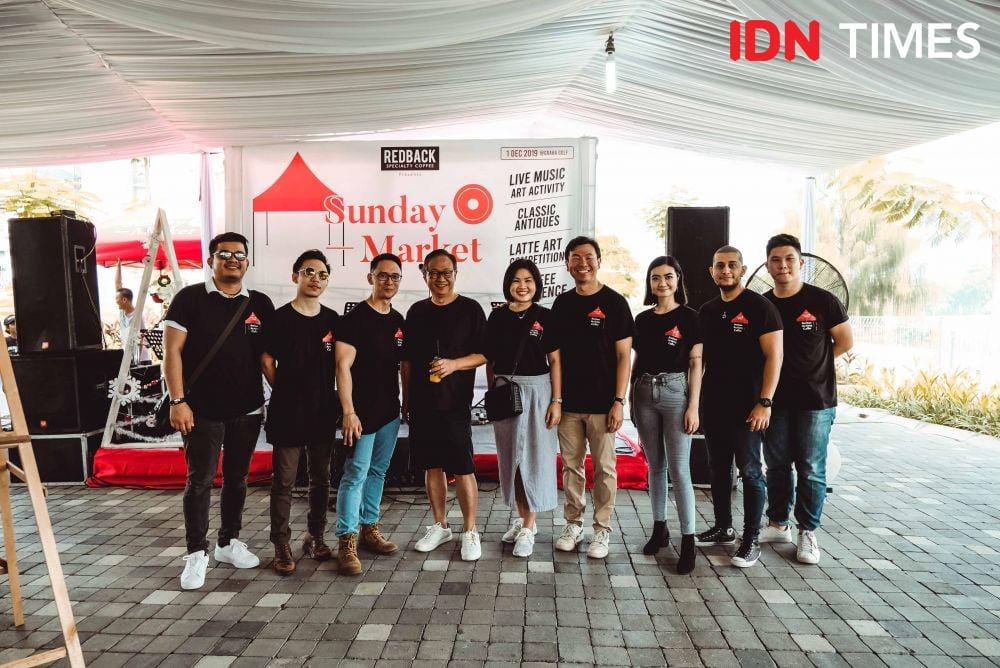 Foto bersama pemilik Redback Specialty Coffee, Jemmy Setioyuwono bersama kolega di Sunday Market, Golf Graha Famili (1 Desember 2019). IDN Times/Reza Iqbal