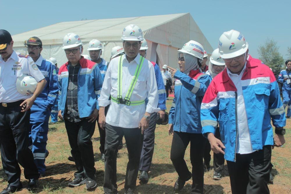 Menteri Perhubungan Budi Karya Sumadi dan Direktur Utama (Dirut) Pertamina Nicke Widyawati saat meninjau lokasi pembangunan pelabuhan kilang minyak di Tuban. IDN Times/Imron
