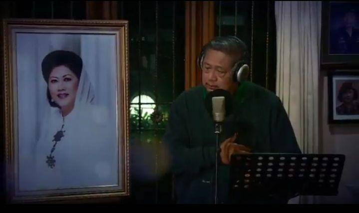 Presiden ke-6 RI Susilo Bambang Yudhoyono menyanyikan lagu Seruling di Lembah Sunyi mengenang satu tahun kepergian Ani Yudhoyono, Minggu (1/12). (Twitter/@AndiArief__)
