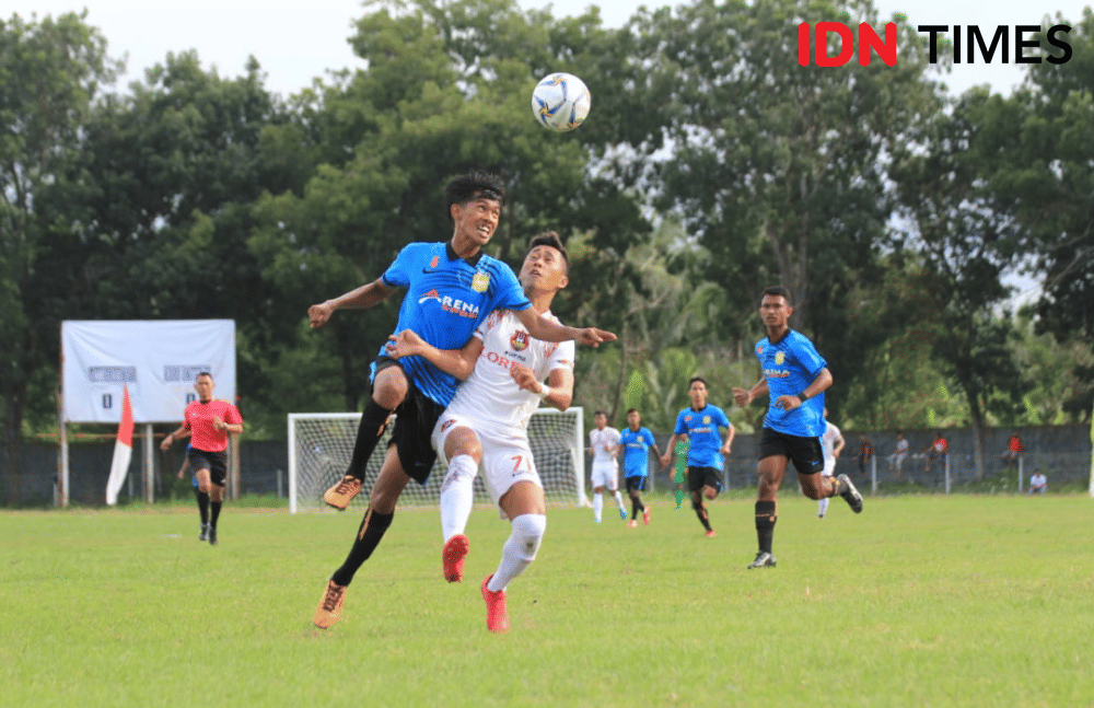 Willyando pemain Karo United berduel dengan pemain PSLS (IDN Times/Doni Hermawan)