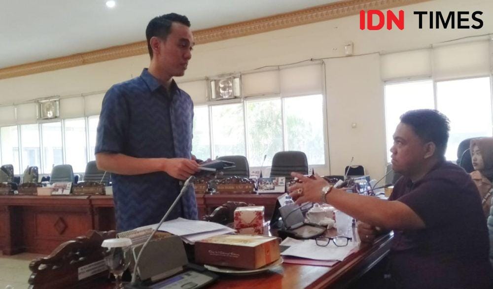 Dua Wakil Ketua Banggar DPRD Sumsel, GIri Ramanda (duduk) dan Muchendi, usai Rapat Pembahasan KUA PPAS APBD Sumsel 2020 di Ruang Banggar di skors, Sabtu (30/11)/IDN TImes/Sidratul Muntaha)