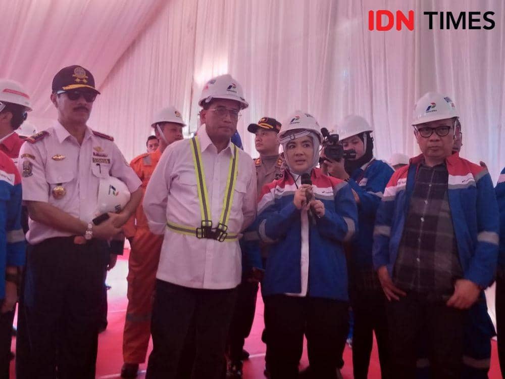 (Menhub Budi Karya didampingi Dirut Pertamina Nicke Widyawati saat meninjau lokasi proyek pembangunan Kilang Pertamina GRR Tuban, Sabtu (30/11)) IDN Times/Dwifantya Aquina
