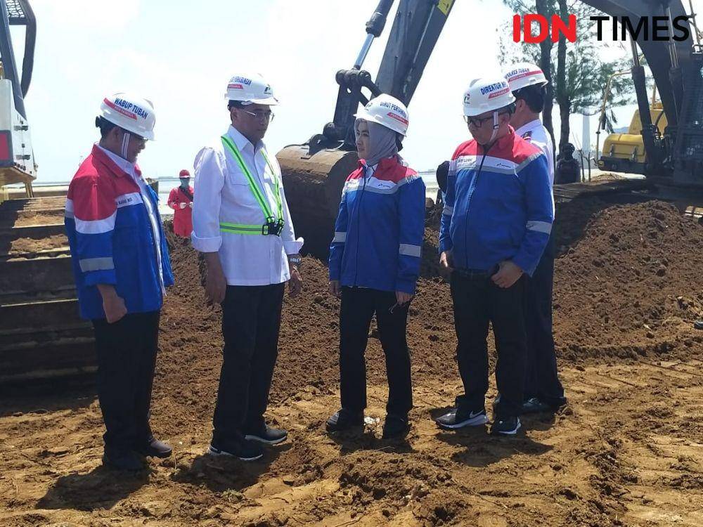 (Dirut Pertamina Nicke Widyawati dan Menhub Budi Karya saat meninjau lokasi proyek pembangunan Kilang Pertamina GRR Tuban, Sabtu (30/11)) IDN Times/Dwifantya Aquina