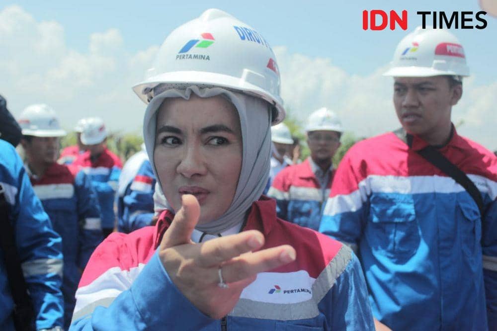 (Dirut Pertamina Nicke Widyawati saat meninjau lokasi proyek pembangunan Kilang Pertamina GRR Tuban, Sabtu (30/11)) IDN Times/Imron